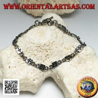 Weiches Silberarmband mit Plaketten mit eingraviertem Basrelief im Wechsel mit Ringen