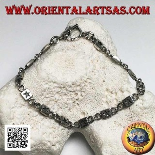 Bracelet en argent tendre avec des plaques gravées de bas-relief alternant avec des anneaux