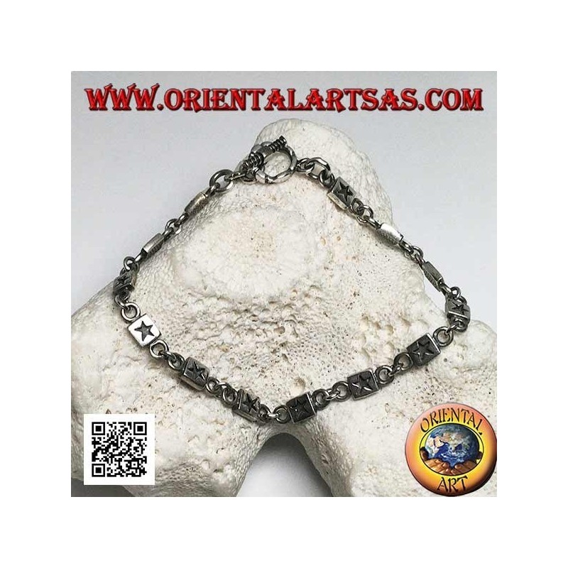 Bracelet en argent tendre avec des plaques gravées de bas-relief alternant avec des anneaux