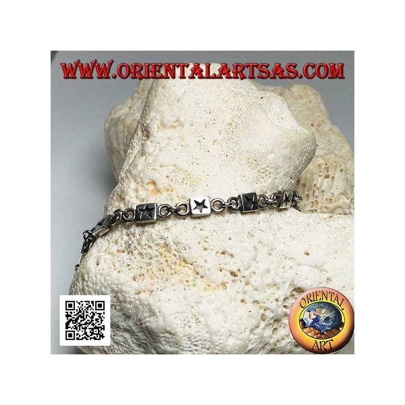 Bracciale in argento morbido piastrine con stelle incise in bassorilievo alternate ad anellini
