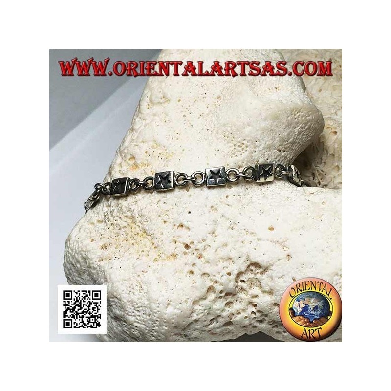 Bracciale in argento morbido piastrine con stelle incise in bassorilievo alternate ad anellini