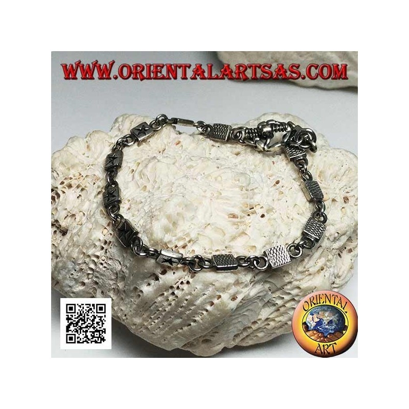 Weiches Silberarmband mit Plaketten mit eingraviertem Basrelief im Wechsel mit Ringen