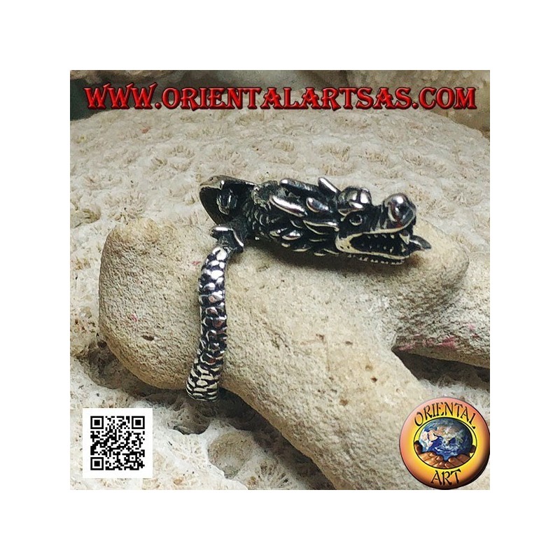 Anillo de plata, dragón wyvern en vuelo y cabeza inclinada