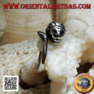 Anello in argento, leone con criniera decorata che insegue la sua coda