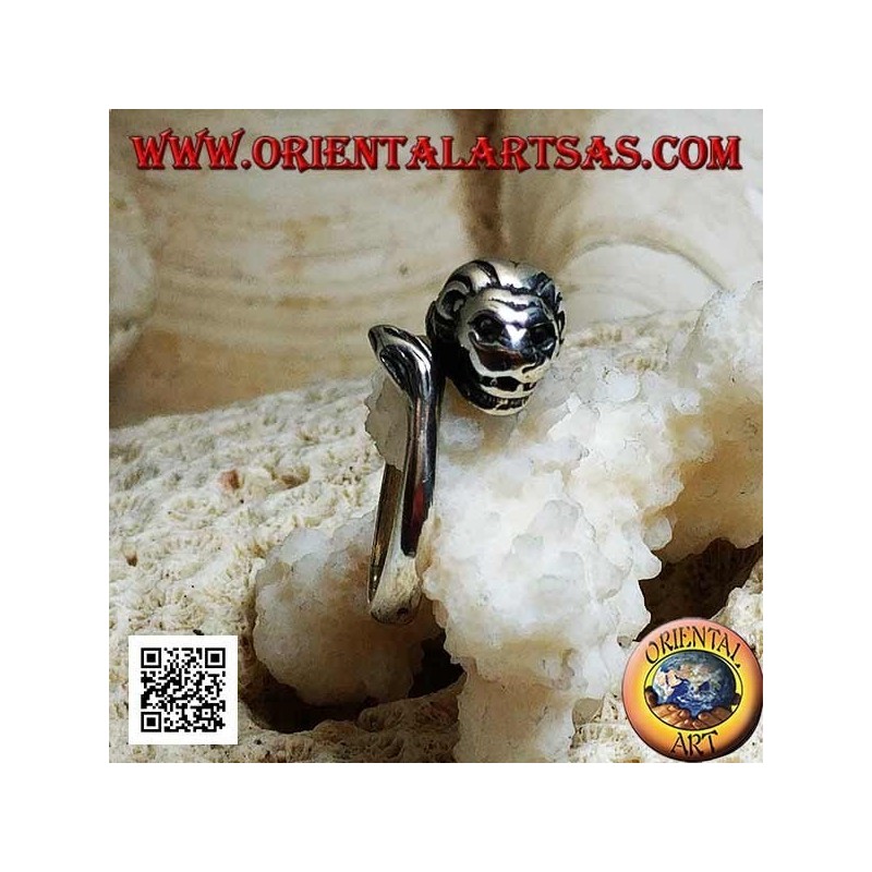 Silver ring, lion with decorated mane chasing its tail