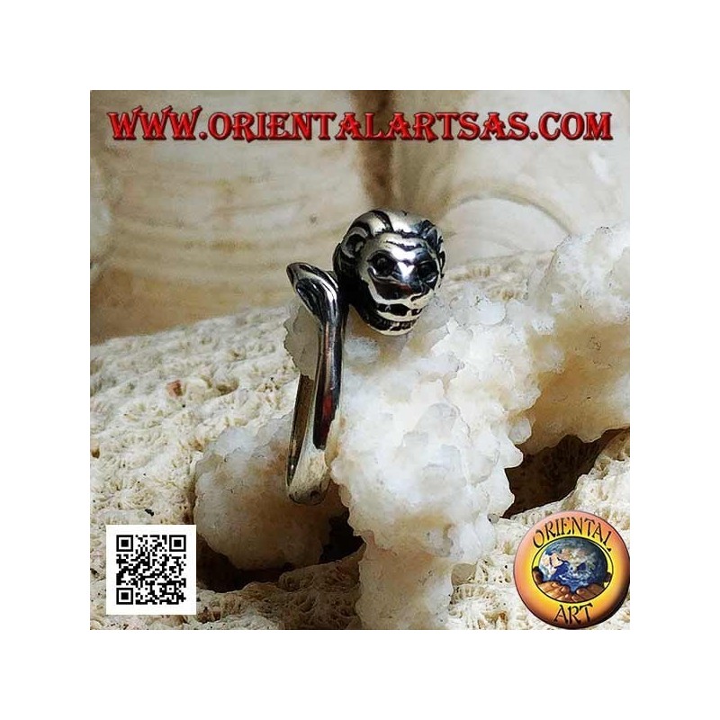 Anello in argento, leone con criniera decorata che insegue la sua coda