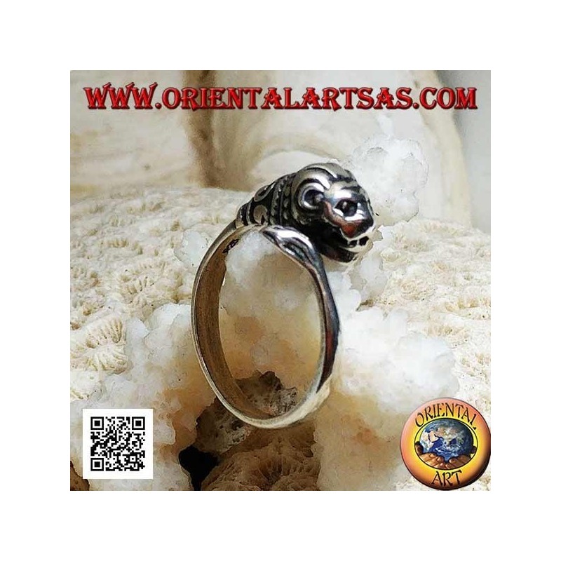 Bague en argent, lion à la crinière décorée chassant sa queue