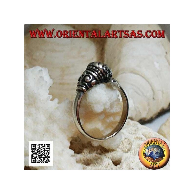 Silver ring, lion with decorated mane chasing its tail