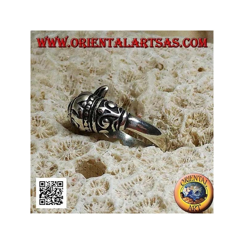Anello in argento, leone con criniera decorata che insegue la sua coda