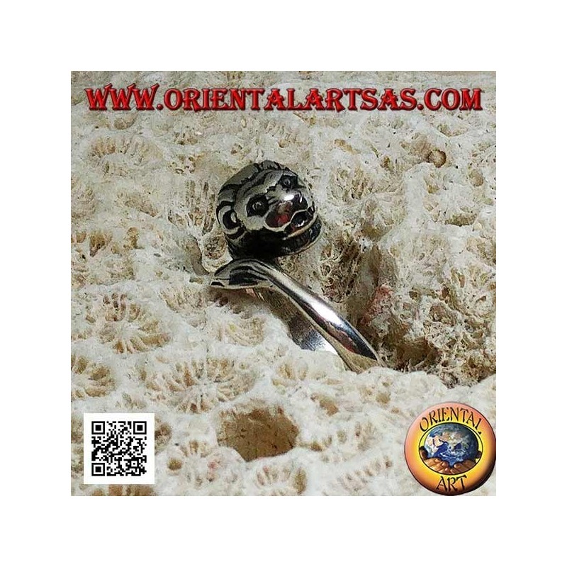 Anello in argento, leone con criniera decorata che insegue la sua coda