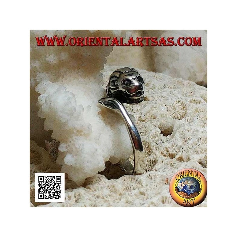 Silver ring, lion with decorated mane chasing its tail