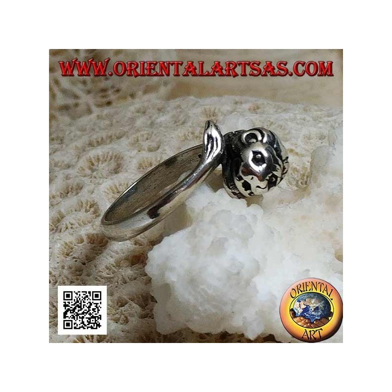 Anello in argento, leone con criniera decorata che insegue la sua coda