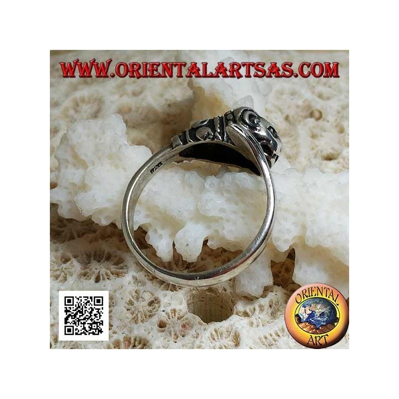 Bague en argent, lion à la crinière décorée chassant sa queue