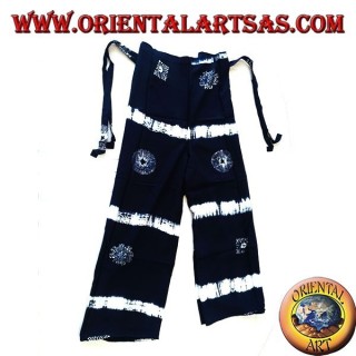 Pantapareo unisex azul largo con diseños blancos de bandas horizontales y soles estilizados.