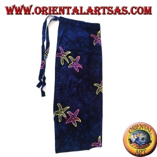 Falda pareo azul con diseños de estrellas de mar en colores cálidos