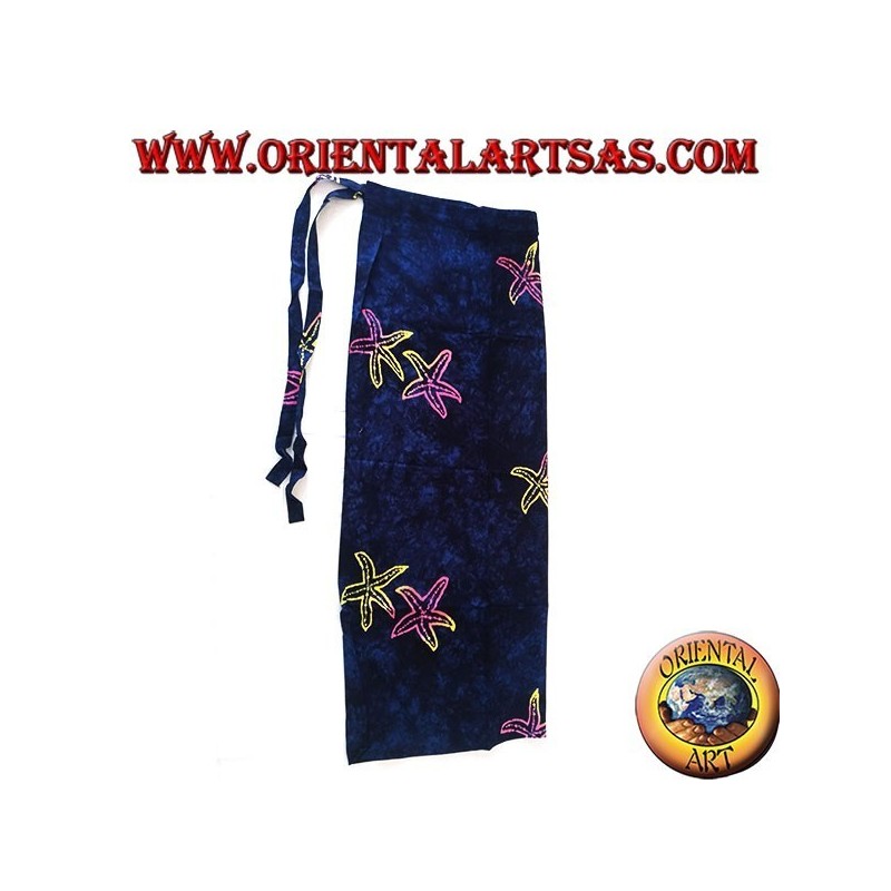 Falda pareo azul con diseños de estrellas de mar en colores cálidos