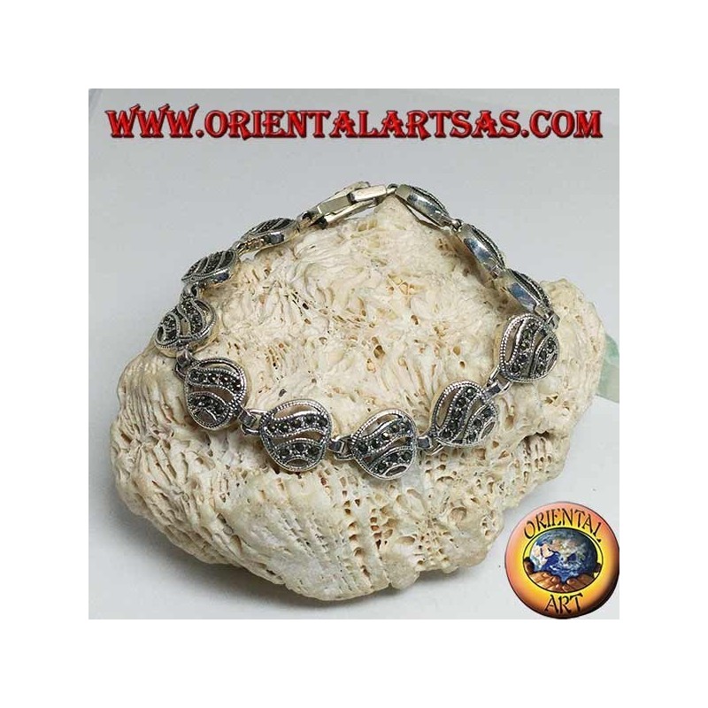 Bracelet en argent avec 11 cœurs ajourés avec deux lignes ondulées parsemées de marcassite...