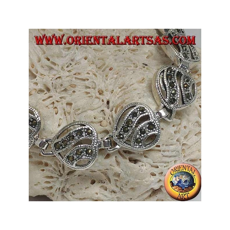 Bracelet en argent avec 11 cœurs ajourés avec deux lignes ondulées parsemées de marcassite...