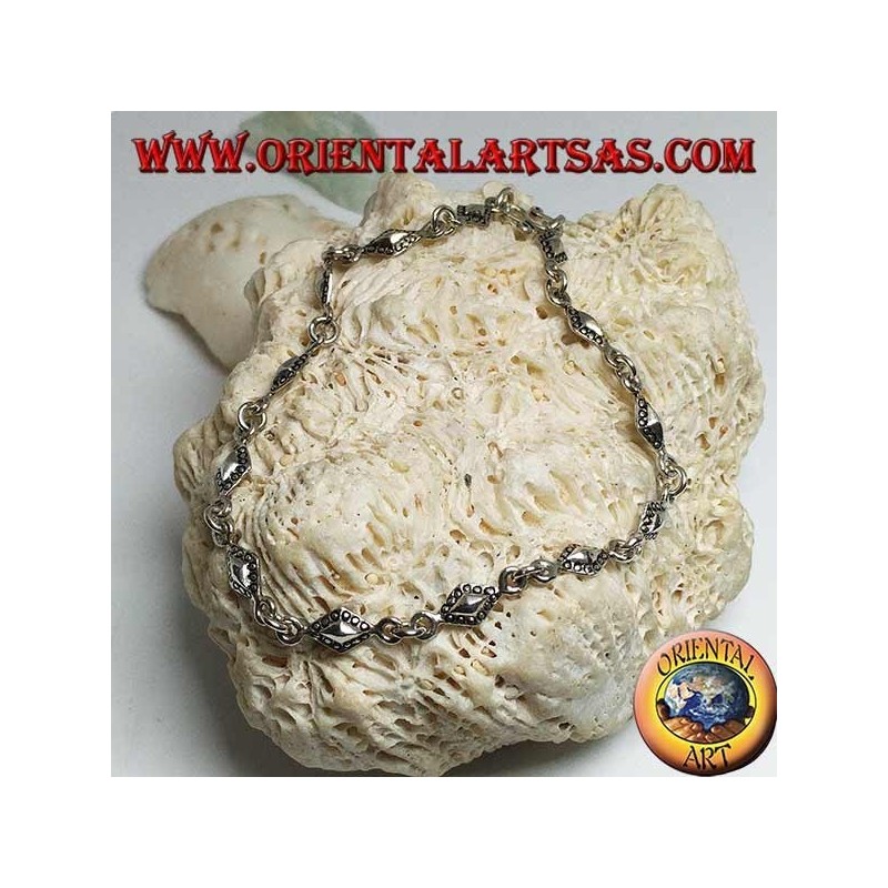 Pulsera de plata suave con placas romboidales con contornos punteados.