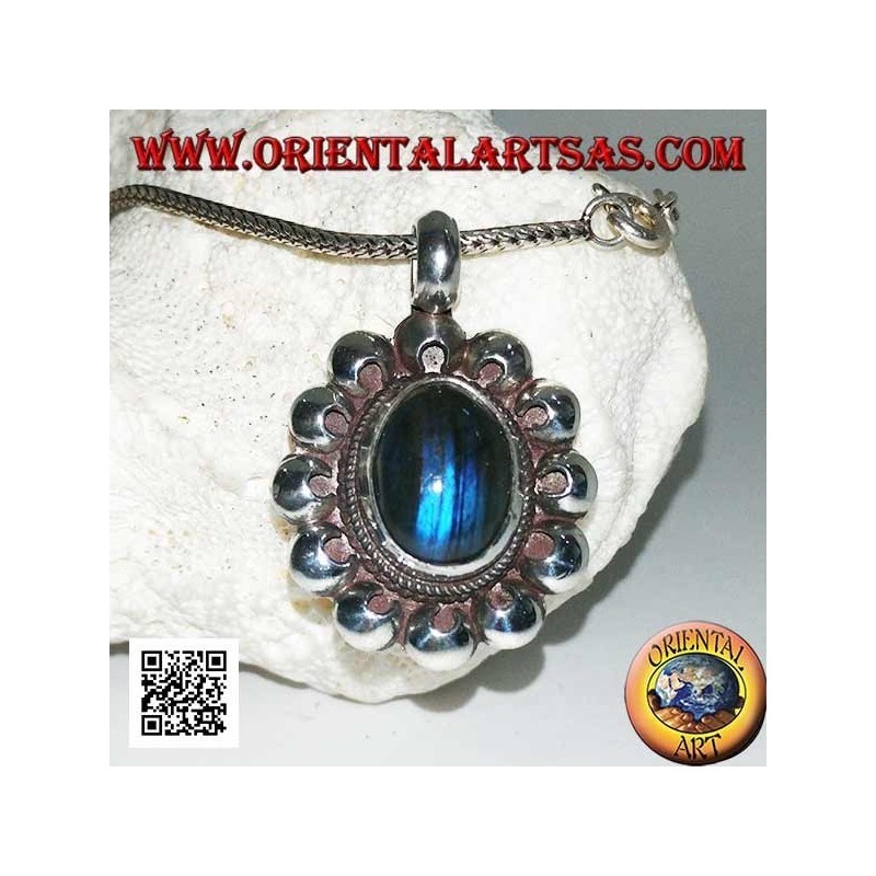 Pendentif en argent avec cabochon ovale en labradorite bleu fluorescent entouré de disques perforés