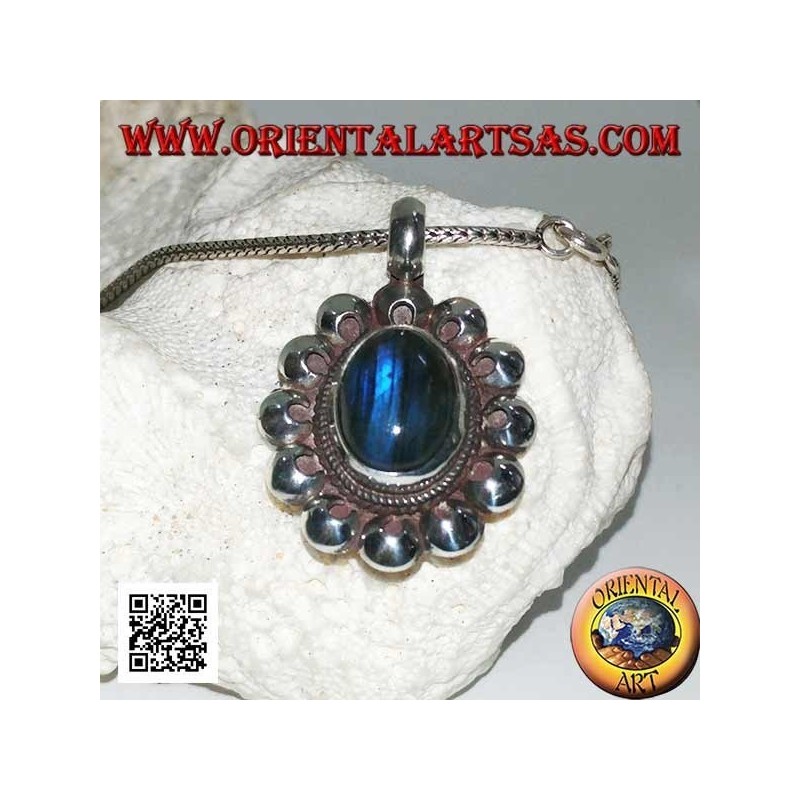 Colgante de plata con cabujón de labradorita fluorescente azul oval rodeado de discos perforados