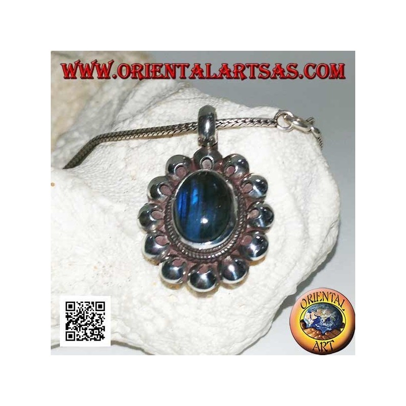 Ciondolo in argento con labradorite a fluorescenza blu ovale a cabochon contornata da dischetti traforati