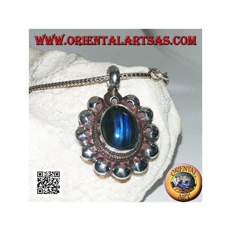 Colgante de plata con cabujón de labradorita fluorescente azul oval rodeado de discos perforados