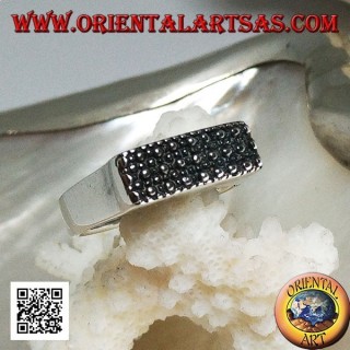 Anillo de plata con placa rectangular elevada con puntos grandes y pequeños