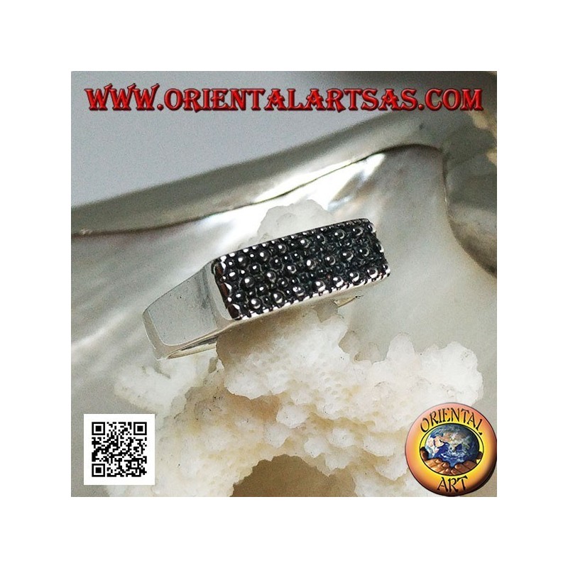 Anello in argento con piastra rettangolare sopraelevata a puntini grandi e piccoli