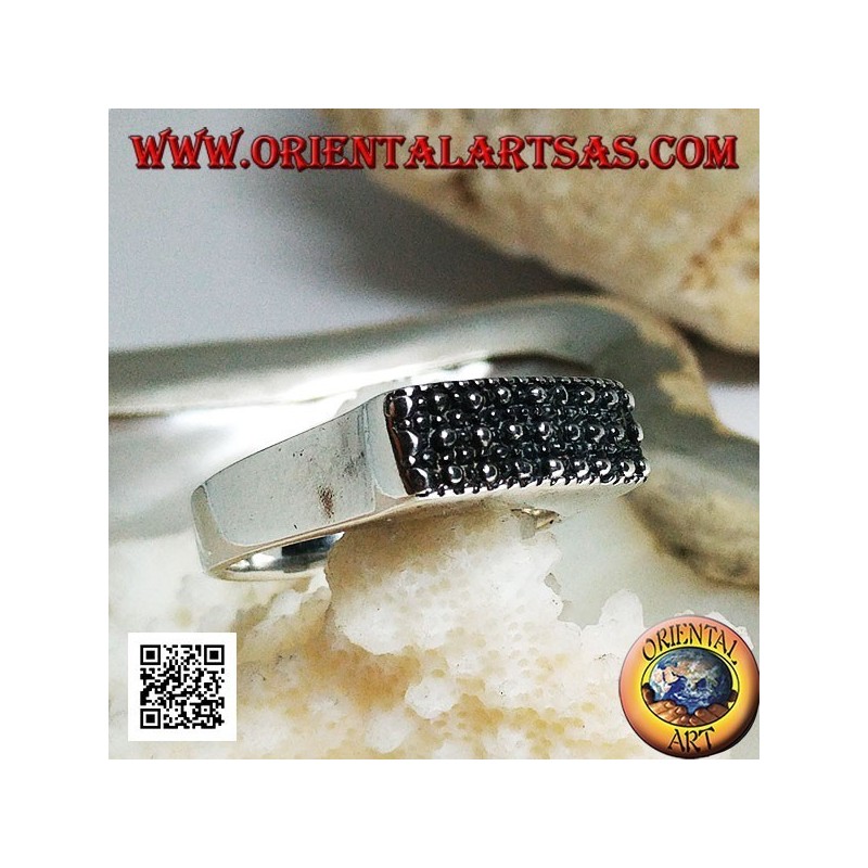 Anello in argento con piastra rettangolare sopraelevata a puntini grandi e piccoli
