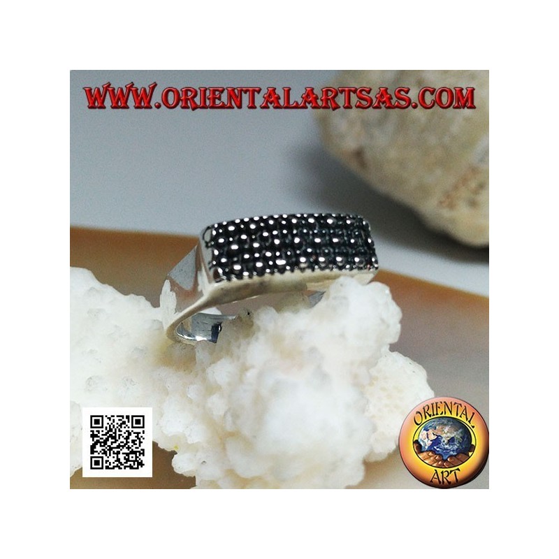 Anello in argento con piastra rettangolare sopraelevata a puntini grandi e piccoli