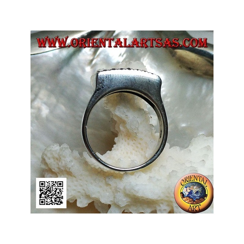 Anillo de plata con placa rectangular elevada con puntos grandes y pequeños