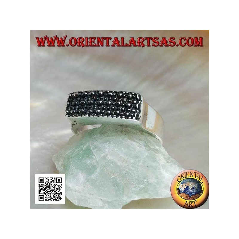 Anillo de plata con placa rectangular elevada con puntos grandes y pequeños
