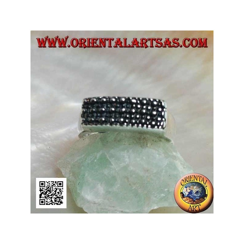 Anillo de plata con placa rectangular elevada con puntos grandes y pequeños