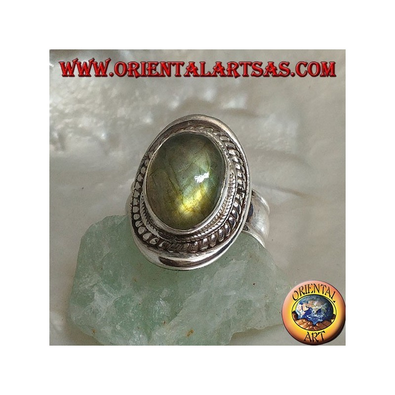 Silberring mit ovalem Cabochon-Labradorit, umgeben von einer Verflechtung auf einem glatten Schild