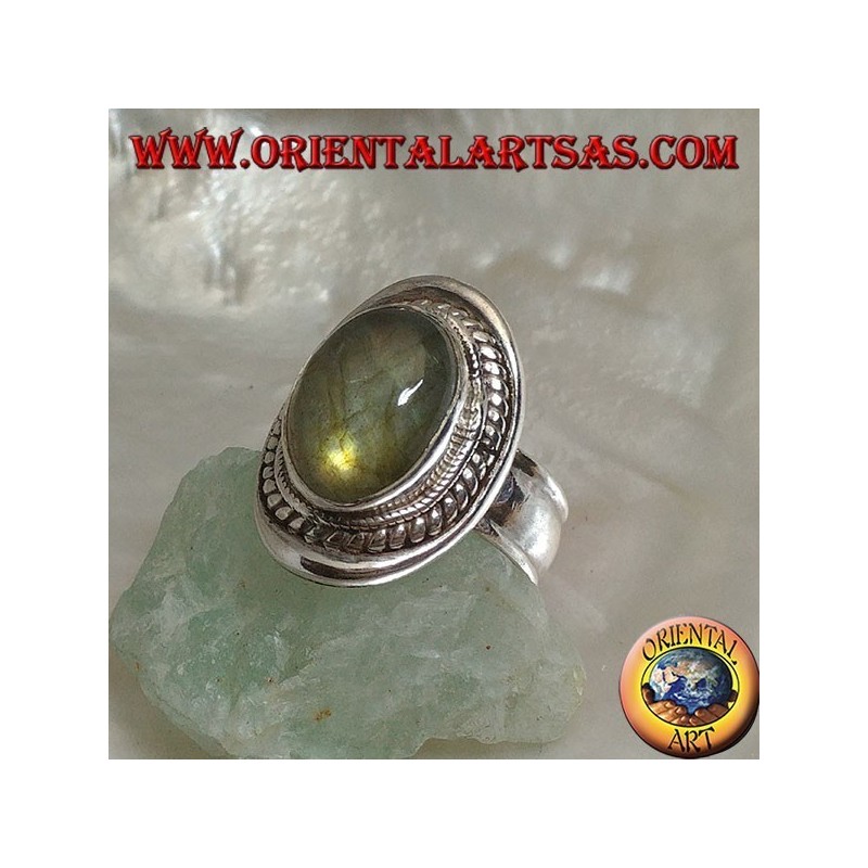Anello in argento con labradorite ovale cabochon contornata da intreccio su scudo liscio (20)