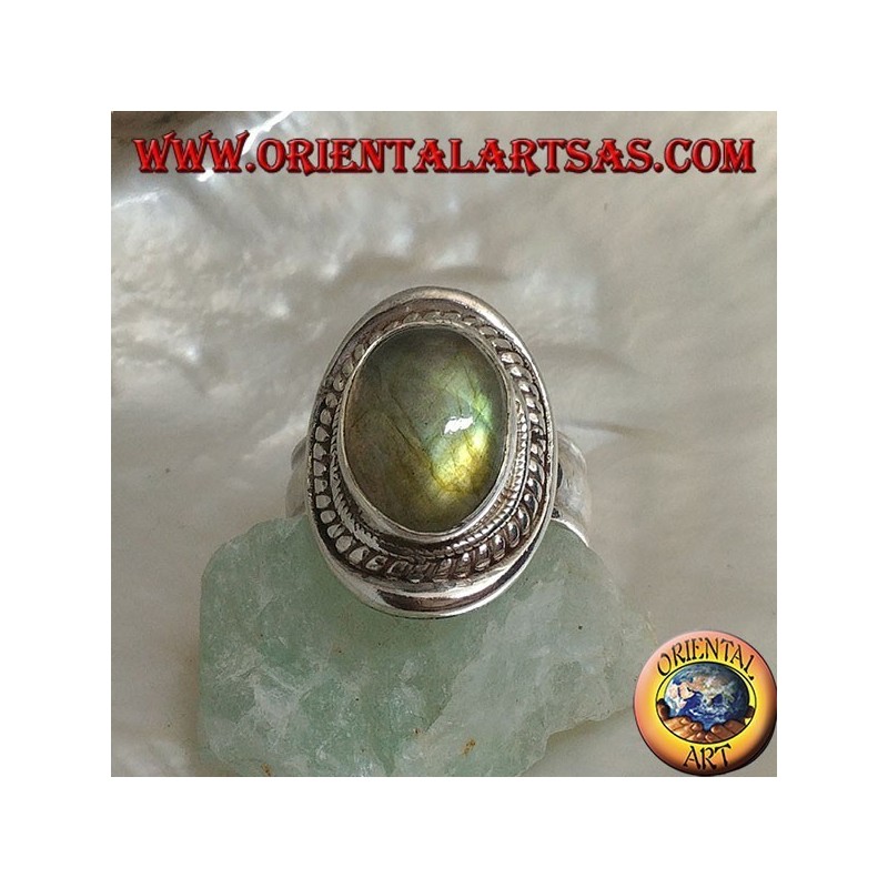 Bague en argent avec labradorite cabochon ovale entourée d'entrelacs sur un bouclier lisse