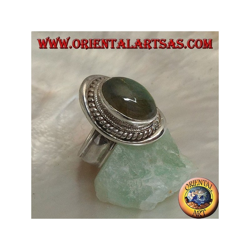 Silberring mit ovalem Cabochon-Labradorit, umgeben von einer Verflechtung auf einem glatten Schild