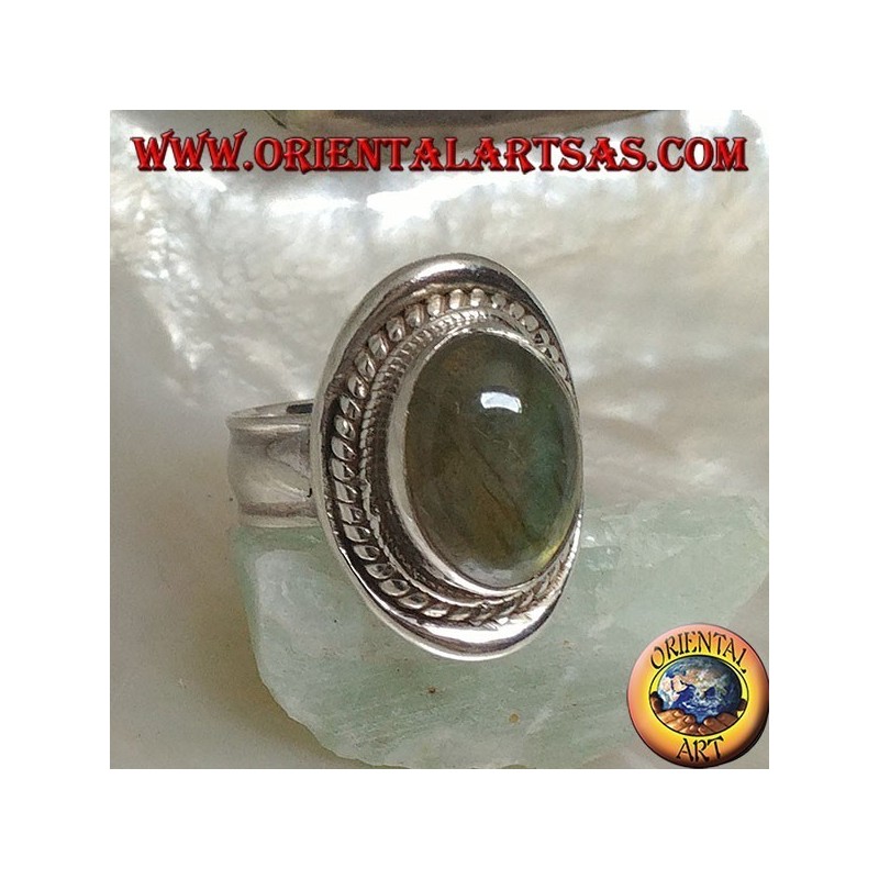 Bague en argent avec labradorite cabochon ovale entourée d'entrelacs sur un bouclier lisse