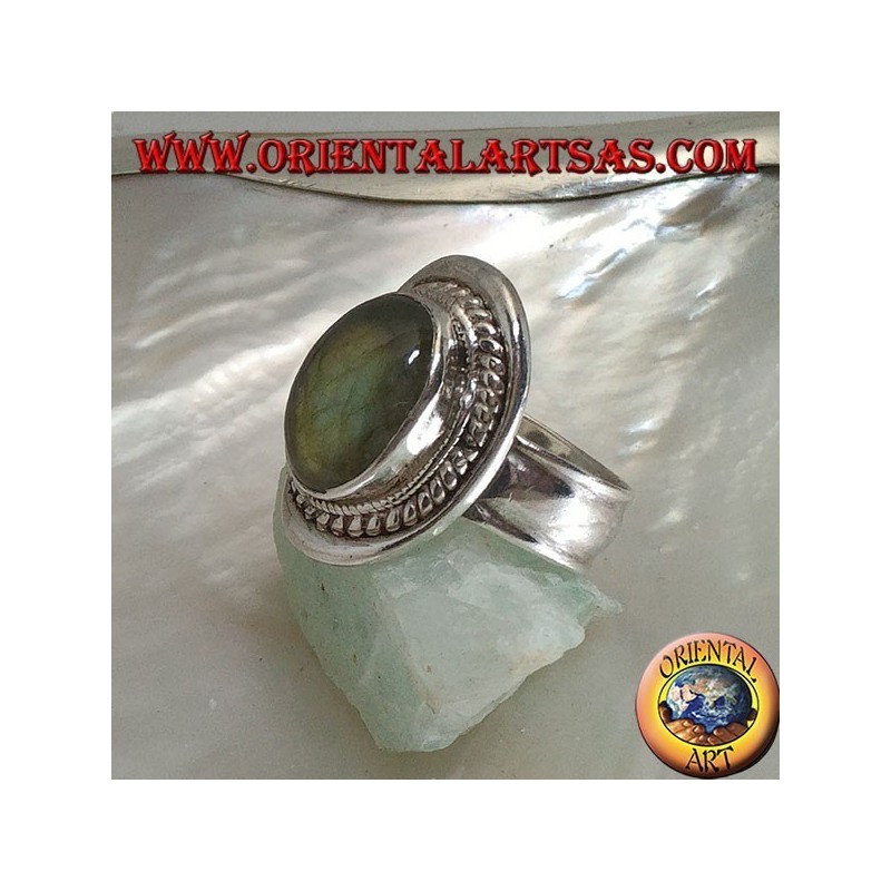 Bague en argent avec labradorite cabochon ovale entourée d'entrelacs sur un bouclier lisse