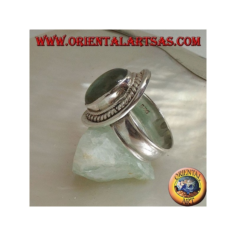 Anillo de plata con cabujón de labradorita ovalado rodeado de entrelazado sobre un escudo liso