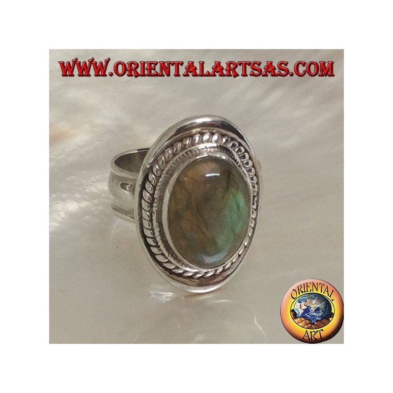 Anillo de plata con cabujón de labradorita ovalado rodeado de entrelazado sobre un escudo liso