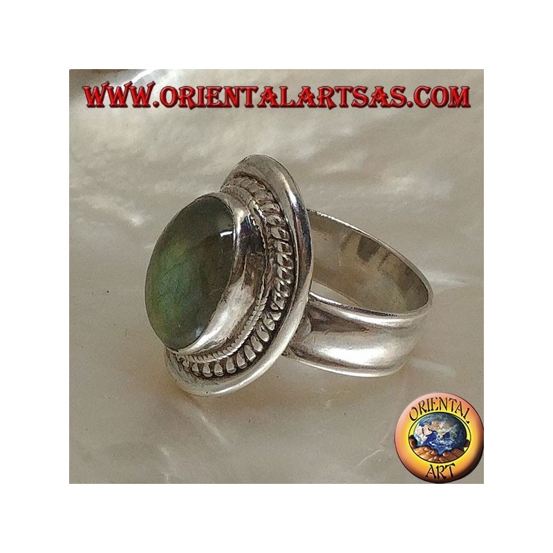 Silberring mit ovalem Cabochon-Labradorit, umgeben von einer Verflechtung auf einem glatten Schild