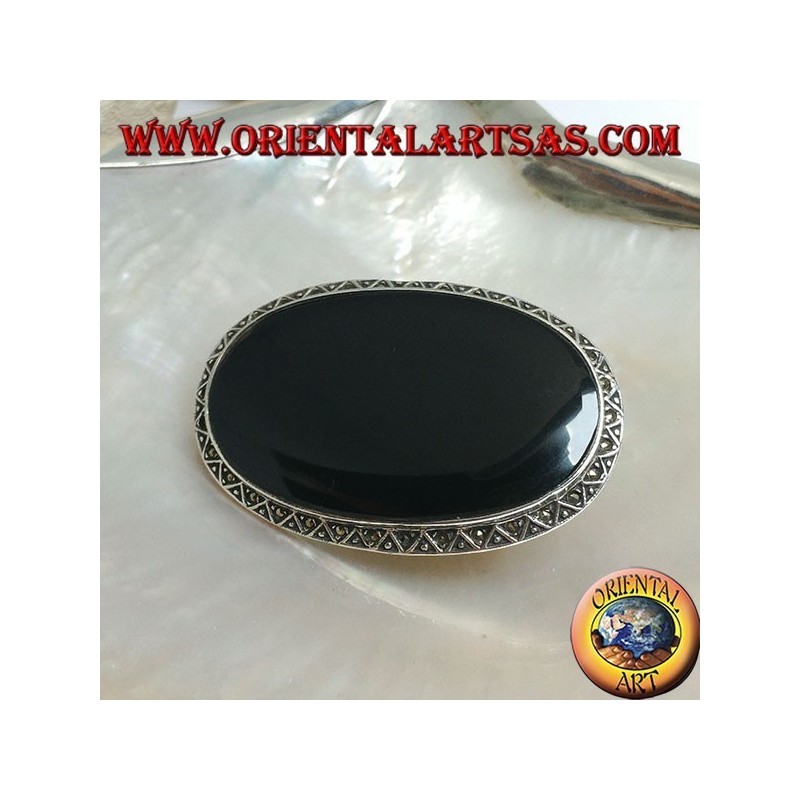 Broche de plata con ónice ovalado grande rodeado de triángulos y bolas decoradas