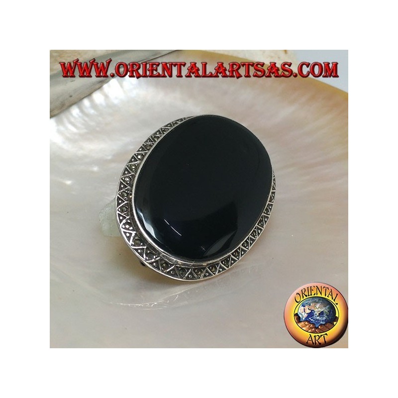 Silver brooch with large oval onyx surrounded by triangles and balls decoration