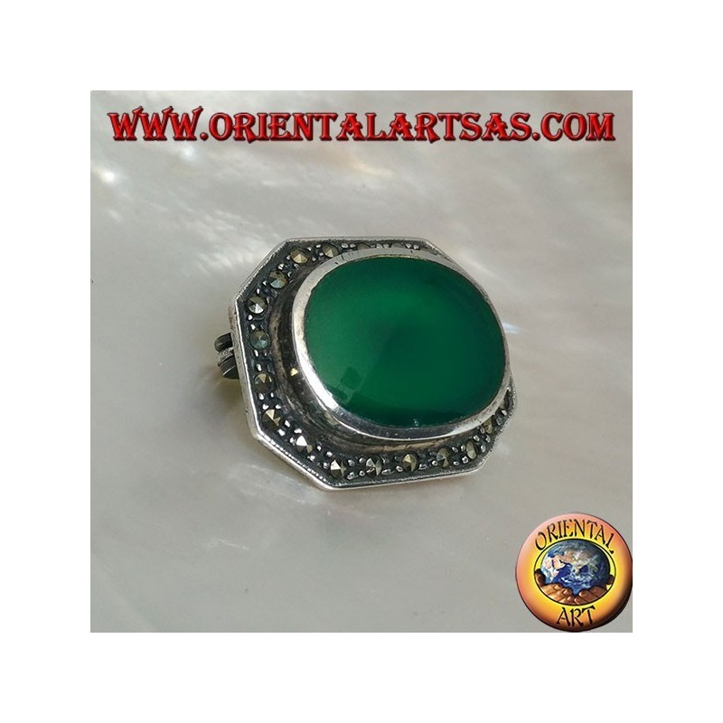 Broche allongée en argent de forme octogonale avec grande agate verte ovale entourée de marcassite