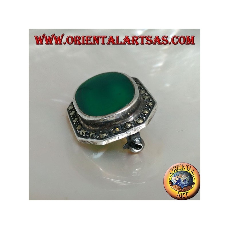 Broche allongée en argent de forme octogonale avec grande agate verte ovale entourée de marcassite