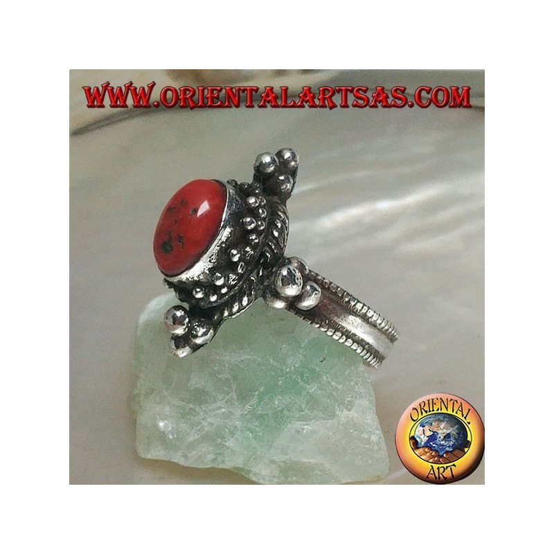 Bague en argent avec corail antique tibétain ovale entouré de points sur un cadre népalais