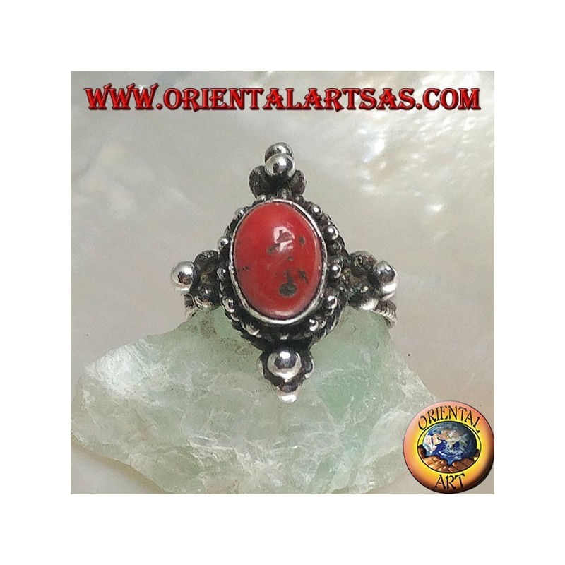 Bague en argent avec corail antique tibétain ovale entouré de points sur un cadre népalais