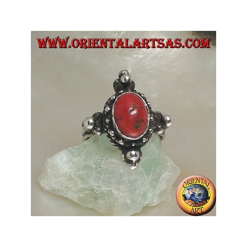 Anello in argento con corallo antico Tibetano ovale contornato di pallini su montatura nepalese